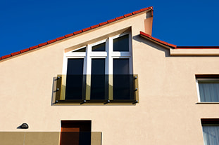 Trapezfenster an Fassadenaußenwand