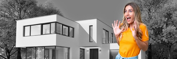 Frau aufgeregt vor Wohnhaus